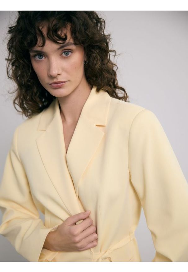 Reserved - Marynarka z wiązaniem - jasnożółty. Kolor: żółty. Materiał: tkanina, wiskoza