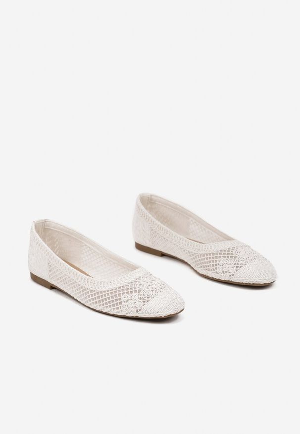 Renee - Białe Balerinki Ozdobione Siateczką Landeora. Okazja: na co dzień, na spacer. Kolor: biały. Materiał: jeans. Wzór: aplikacja. Obcas: na obcasie. Styl: elegancki, casual. Wysokość obcasa: niski