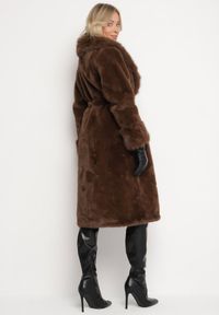 Born2be - Brązowy Futerkowy Płaszcz z Szerokim Kołnierzem i Mankietami z Wiązanym Paskiem Viaruna. Okazja: na co dzień, na imprezę. Kolor: brązowy. Materiał: dzianina. Długość rękawa: długi rękaw. Długość: długie. Styl: casual, elegancki #5