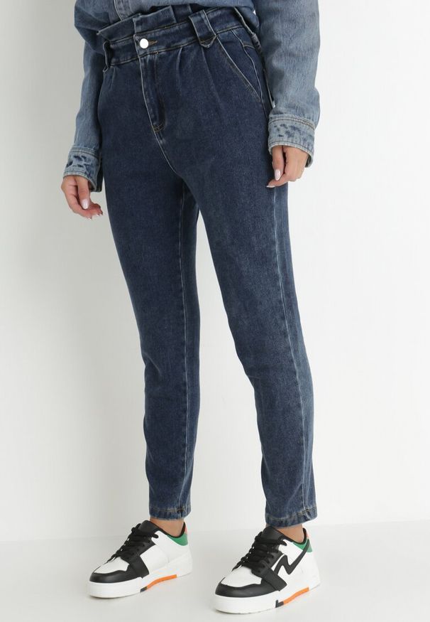 Born2be - Granatowe Jeansy Mom Fit z Paskiem Humilia. Okazja: na co dzień. Stan: podwyższony. Kolor: niebieski. Wzór: gładki. Styl: casual