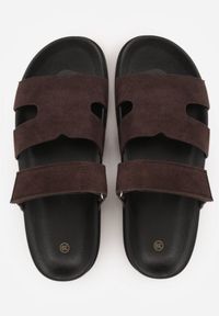 Born2be - Brązowe Płaskie Klapki z Ozdobnymi Wycięciami i Paskiem na Rzep Hisine. Okazja: na co dzień. Kolor: brązowy. Materiał: materiał, jeans. Sezon: lato. Styl: elegancki, casual #8