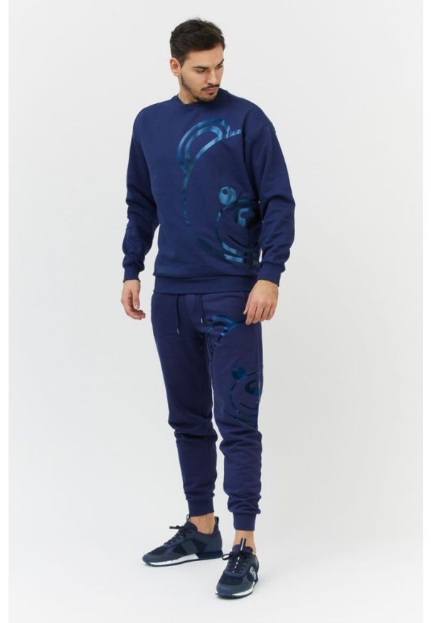 MOSCHINO Granatowa bluza męska z misiem. Kolor: niebieski. Materiał: prążkowany. Wzór: nadruk
