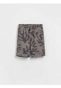 Reserved - Bawełniane szorty z nadrukiem - ciemnoszary. Kolor: szary. Materiał: bawełna. Wzór: nadruk #1