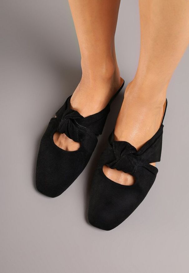 Born2be - Czarne Klapki Mule Vices Zdobione Supłem Lavisse. Okazja: na co dzień, na spotkanie biznesowe, do pracy. Kolor: czarny. Materiał: jeans. Wzór: aplikacja. Obcas: na płaskiej podeszwie. Styl: biznesowy, klasyczny, elegancki, casual