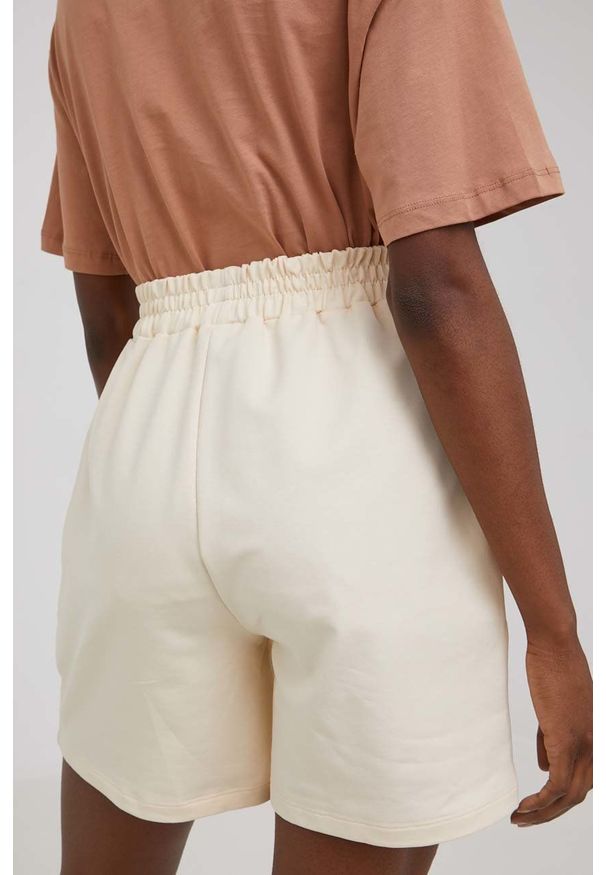 Answear Lab szorty damskie kolor beżowy gładkie high waist. Okazja: na co dzień. Stan: podwyższony. Kolor: beżowy. Materiał: dzianina. Wzór: gładki. Styl: wakacyjny