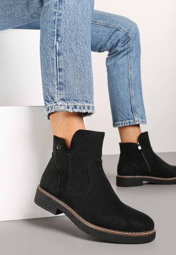 Born2be - Czarne Płaskie Botki Ozdobione Aplikacją i Przeszyciami Hariella. Okazja: na co dzień. Zapięcie: zamek. Kolor: czarny. Materiał: jeans. Wzór: aplikacja. Obcas: na obcasie. Styl: casual, elegancki. Wysokość obcasa: niski