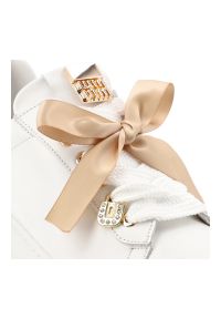 Sneakersy damskie Karino, cholewka ze skóry naturalnej gładkiej ozdobne sznurowanie z szerokimi wstążkami masywna podwyższona podeszwa zapewniająca s. Okazja: na co dzień. Zapięcie: sznurówki. Kolor: biały. Materiał: skóra. Szerokość cholewki: normalna. Wzór: gładki. Obcas: na platformie. Styl: casual, elegancki #2