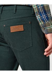 Wrangler - WRANGLER GREENSBORO MĘSKIE SPODNIE MATERIAŁOWE MATERIAŁ CHINO SCARAB 112358920. Materiał: materiał