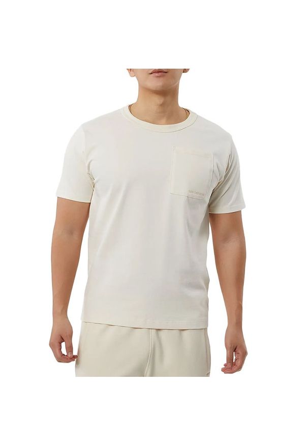Koszulka New Balance MT23567GIE - beżowa. Kolor: beżowy. Materiał: bawełna, tkanina, skóra. Długość rękawa: krótki rękaw. Długość: krótkie