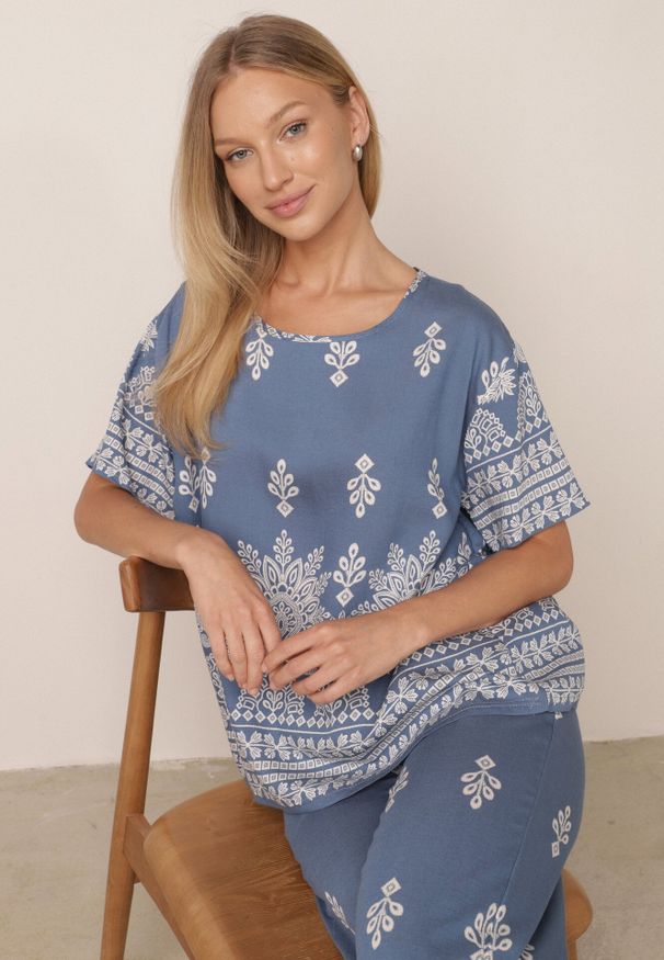 Born2be - Niebieski Komplet Wiskozowy Szerokie Spodnie i Luźna Bluzka z Nadrukiem Paisley Thela. Kolekcja: plus size. Kolor: niebieski. Materiał: wiskoza. Wzór: nadruk, paisley