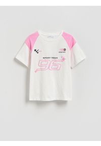 Reserved - T-shirt z sportowym nadrukiem - złamana biel. Materiał: bawełna. Wzór: nadruk. Styl: sportowy #1