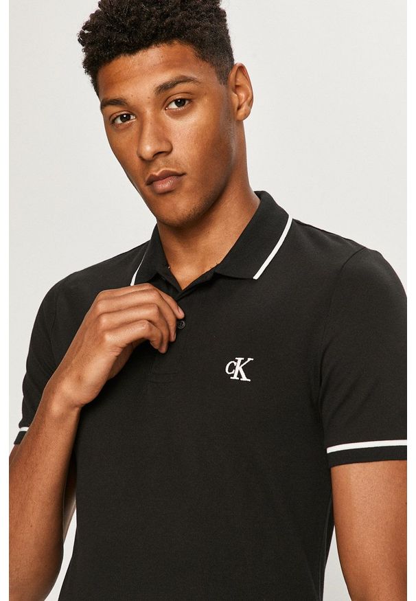 Calvin Klein Jeans - Polo. Okazja: na co dzień. Typ kołnierza: polo. Kolor: czarny. Długość: krótkie. Styl: casual