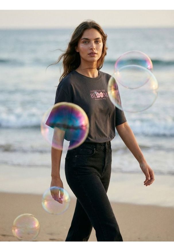 Sinsay - Bawełniana koszulka z nadrukiem kwiatowym - szary. Kolor: szary. Materiał: bawełna. Wzór: kwiaty, nadruk