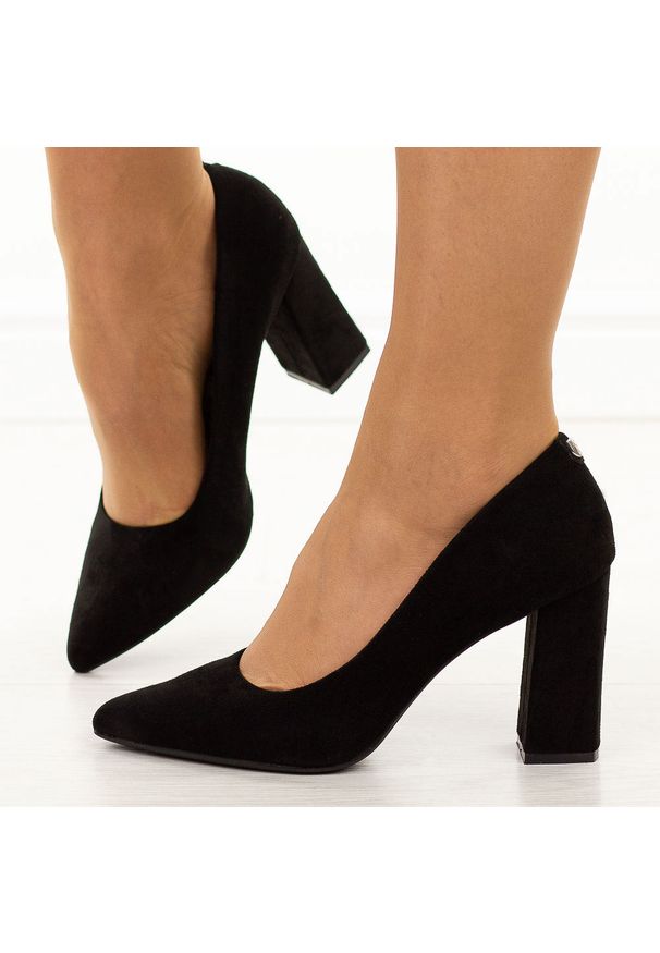 Czarne zamszowe czółenka damskie na słupku Sergio Leone Pb216. Okazja: na wesele, na spotkanie biznesowe, na ślub cywilny. Kolor: czarny. Materiał: zamsz. Szerokość cholewki: normalna. Sezon: wiosna, jesień. Obcas: na słupku. Styl: elegancki, klasyczny, biznesowy