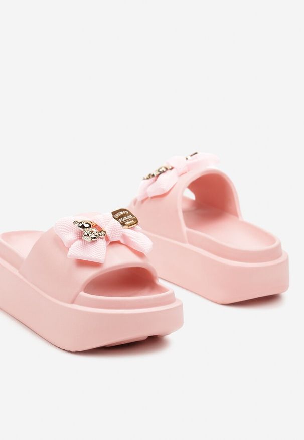 Renee - Różowe Klapki z Pianki na Platformie z Metalicznymi Aplikacjami i Kokardą Tinasophia. Nosek buta: otwarty. Kolor: różowy. Wzór: aplikacja. Sezon: lato. Obcas: na platformie. Styl: elegancki. Wysokość obcasa: niski
