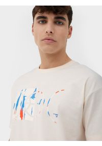 4f - T-shirt oversize z nadrukiem męski. Kolor: beżowy. Materiał: bawełna. Wzór: nadruk