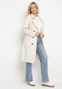 Born2be - Beżowy Płaszcz Dwurzędowy Typu Trencz z Wiązanym Paskiem Levita. Okazja: na co dzień. Kolor: beżowy. Materiał: materiał. Wzór: aplikacja. Styl: casual, klasyczny #4