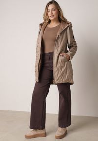 Born2be - Brązowa Pikowana Kurtka Przejściowa Parka z Kapturem o Długim Kroju z Ozdobą Isaline. Okazja: na co dzień. Typ kołnierza: kaptur. Kolor: brązowy. Materiał: poliester, dresówka. Długość: długie. Wzór: aplikacja. Styl: casual, klasyczny #7