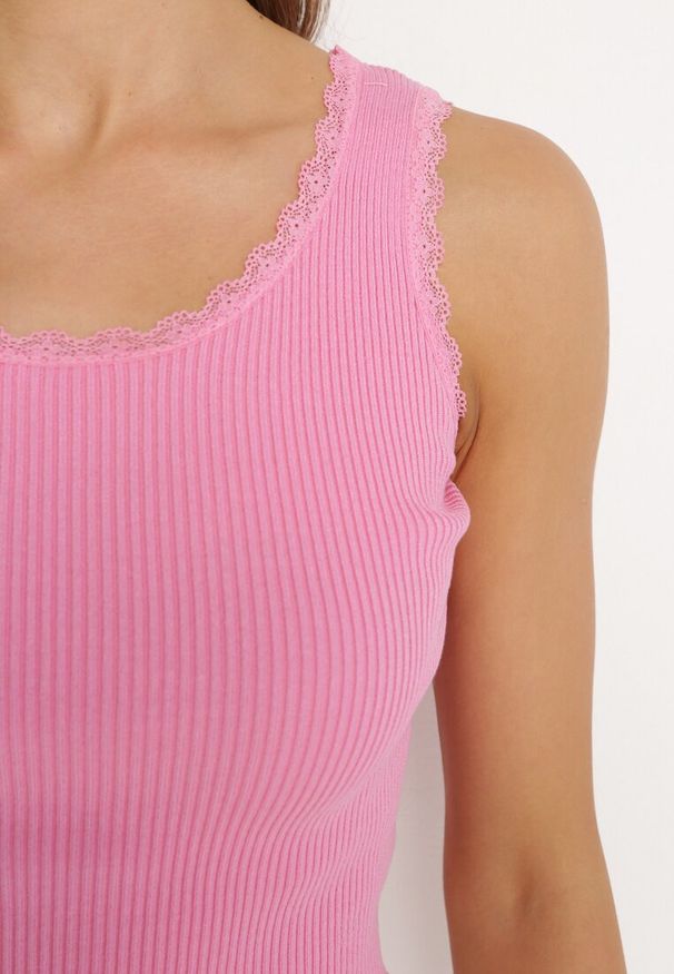 Born2be - Różowy Tank Top z Ozdobną Lamówką z Koronki Aritvea. Okazja: na co dzień. Kolor: różowy. Materiał: koronka. Wzór: koronka. Sezon: lato, wiosna. Styl: casual, klasyczny