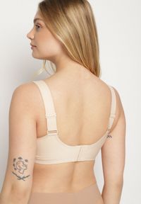 Born2be - Beżowy Gładki Biustonosz z Siateczkową Wstawką i Szerokimi Ramiączkami Salandrea. Kolor: beżowy. Rodzaj stanika: wyciągane miseczki. Wzór: gładki #5