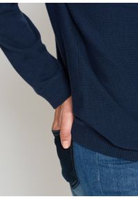Sweter z rękawami typu nietoperz bonprix ciemnoniebieski. Kolor: niebieski. Wzór: prążki #7