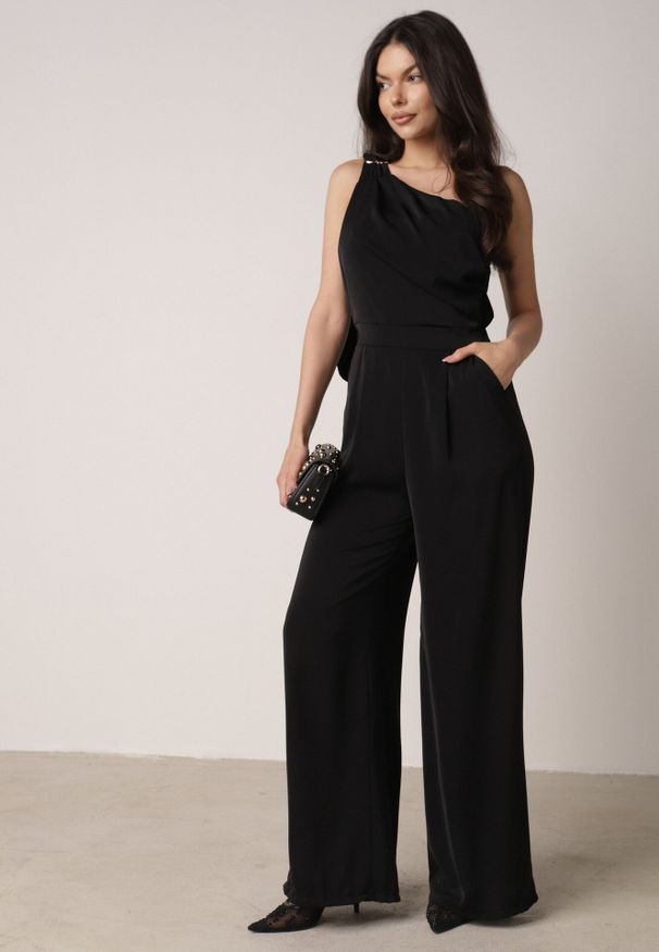 Born2be - Czarny Elegancki Kombinezon o Asymetrycznym Kroju na Jedno Ramię z Klamrą Azerarax. Kolor: czarny. Materiał: materiał. Długość rękawa: na ramiączkach. Styl: elegancki