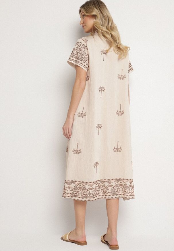 Born2be - Beżowa Pudełkowa Sukienka z Wiskozą o Koszulowym Kroju Zdobiona Haftem Sanori. Okazja: na co dzień. Kolor: beżowy. Materiał: wiskoza. Długość rękawa: krótki rękaw. Wzór: aplikacja, haft. Typ sukienki: koszulowe. Styl: casual, klasyczny
