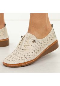 Beżowe ażurowane skórzane półbuty damskie T.Sokolski 26-78. Okazja: na co dzień. Nosek buta: okrągły. Kolor: beżowy. Materiał: skóra. Szerokość cholewki: normalna. Sezon: wiosna, lato, jesień. Styl: casual, klasyczny #1