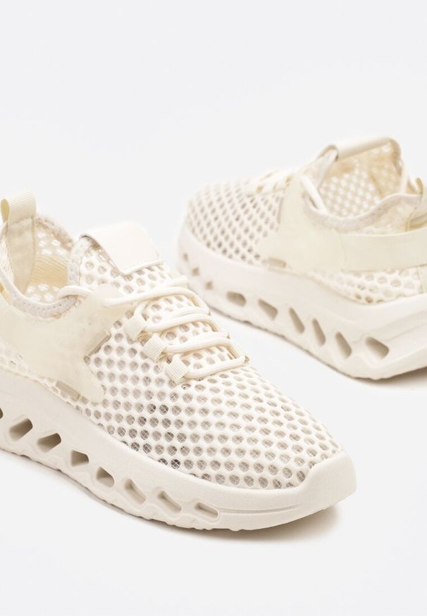 Renee - Beżowe Buty Sportowe Sneakersy Siateczkowe na Tłoczonej Platformie Lurilia. Okazja: na co dzień. Kolor: beżowy. Materiał: jeans. Obcas: na platformie