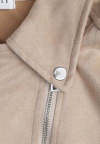 Born2be - Jasnobeżowa Kurtka Ramoneska z Imitacji Zamszu z Asymetrycznym Suwakiem Maisen. Kolekcja: plus size. Kolor: beżowy. Materiał: zamsz #8