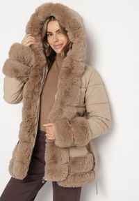 Born2be - Beżowa Taliowana Kurtka z Paskiem Kapturem i Ozdobnym Futrem Rainaria. Okazja: na co dzień, do pracy, na spotkanie biznesowe. Kolor: beżowy. Materiał: futro. Styl: biznesowy, casual, retro, elegancki #5