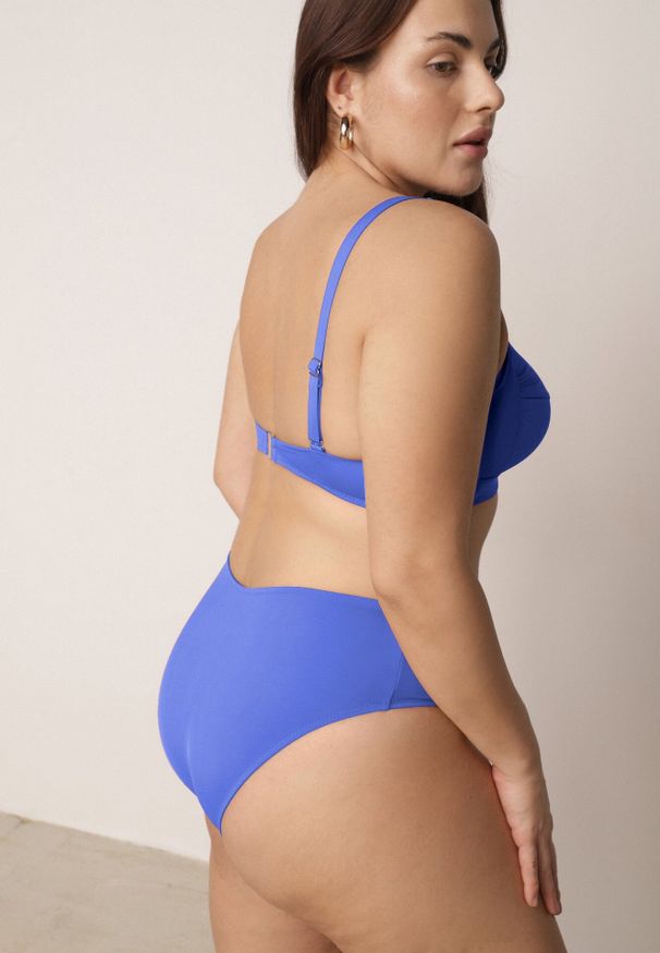 Born2be - Niebieskie Bikini Dwuczęściowe Zabudowane na Grubych Ramiączkach z Regulacją Aroaete. Kolekcja: plus size. Kolor: niebieski. Długość: krótkie