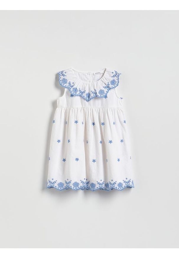 Reserved - Sukienka z haftowanym wzorem - biały. Kolor: biały. Materiał: bawełna. Wzór: haft