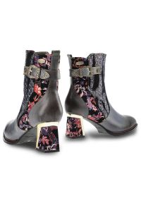 Niebieskie Botki Laura Vita Gustowne Buty Na Obcasie. Zapięcie: sprzączka. Kolor: niebieski. Materiał: skóra. Wzór: kwiaty, aplikacja. Obcas: na obcasie. Styl: elegancki. Wysokość obcasa: średni