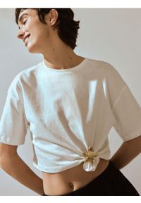 Reserved - T-shirt z ozdobnym detalem - biały. Kolor: biały. Materiał: bawełna