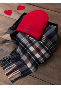 Ombre Clothing - Zestaw prezentowy dla niego w stylu casual – czerwona czapka beanie + szalik w kratę –. Kolor: czerwony. Materiał: wiskoza, tkanina, prążkowany, poliester, akryl. Wzór: kolorowy, aplikacja, nadruk. Styl: casual