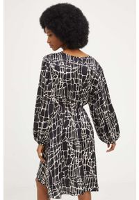 Answear Lab sukienka kolor czarny maxi rozkloszowana. Kolor: czarny. Materiał: satyna, materiał. Długość rękawa: długi rękaw. Wzór: ze splotem. Typ sukienki: rozkloszowane. Styl: wakacyjny. Długość: maxi #6