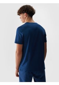 4f - T-shirt regular z nadrukiem męski - denim. Okazja: na co dzień. Kolor: niebieski. Materiał: denim. Długość rękawa: krótki rękaw. Długość: krótkie. Wzór: nadruk. Styl: sportowy, casual
