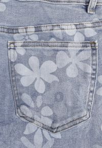 Born2be - Niebieskie Jeansy z Bawełną o Szerokim Kroju Ozdobione Kwiatami Zinnoreth. Stan: podwyższony. Kolor: niebieski. Wzór: aplikacja, kwiaty. Styl: elegancki #2