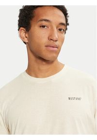 Mustang T-Shirt Austin 1015662 Écru Regular Fit. Materiał: bawełna