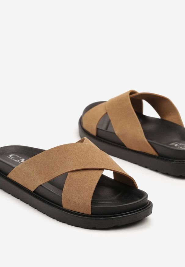 Born2be - Ciemnobeżowe Klapki z Dwoma Paskami Liariselle. Okazja: na co dzień. Kolor: beżowy. Materiał: jeans. Wzór: paski. Sezon: lato. Styl: elegancki, casual