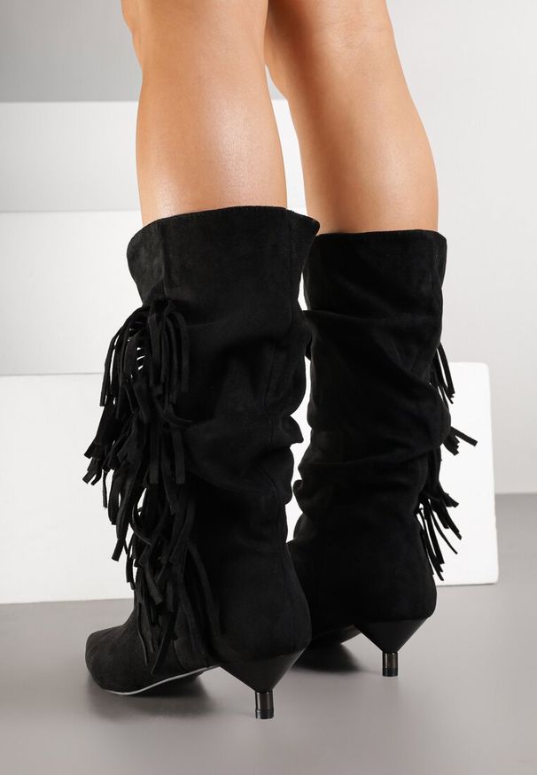 Renee - Czarne Botki na Kaczuszce Ozdobione Frędzlami i Marszczoną Cholewką Latolea. Okazja: na co dzień. Kolor: czarny. Materiał: jeans. Szerokość cholewki: normalna. Wzór: aplikacja. Obcas: na szpilce. Styl: boho, casual