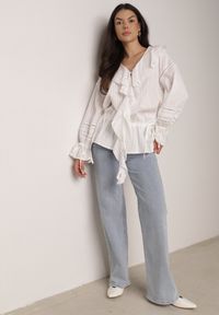 Born2be - Biała Bawełniana Bluzka w Romantycznym Stylu z Falbankami i Wiązaniem Cezarina. Okazja: na co dzień, na spotkanie biznesowe, do pracy. Typ kołnierza: kołnierz z falbankami. Kolor: biały. Materiał: bawełna. Styl: casual, biznesowy, elegancki #5