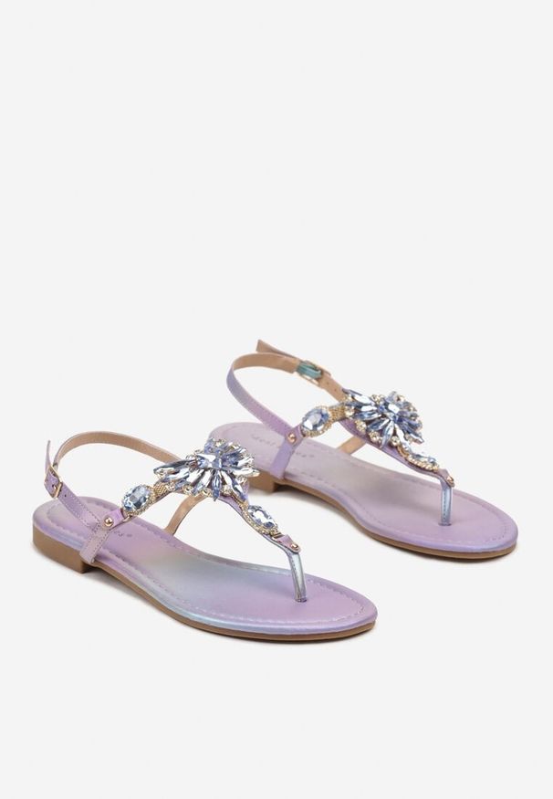 Born2be - Jasnofioletowe Płaskie Sandały Japonki Ozdobione Opalizującymi Cyrkoniami Landrea. Okazja: na co dzień. Zapięcie: sprzączka. Kolor: fioletowy. Materiał: len. Wzór: aplikacja. Sezon: lato. Styl: casual, elegancki, klasyczny