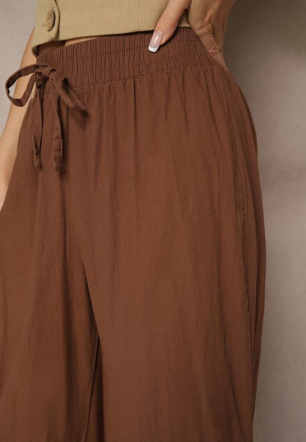 Renee - Brązowe Spodnie High Waist Szerokie z Bawełny Wiązane w Pasie z Gumką w Talii Yaslio. Okazja: na co dzień. Stan: podwyższony. Kolor: brązowy. Materiał: bawełna. Styl: casual, elegancki