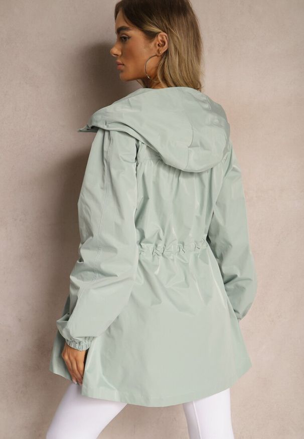 Renee - Jasnozielona Kurtka w Stylu Parki Wiązana w Pasie Nevithia. Okazja: na co dzień. Kolor: zielony. Materiał: skóra, jeans. Styl: elegancki, casual