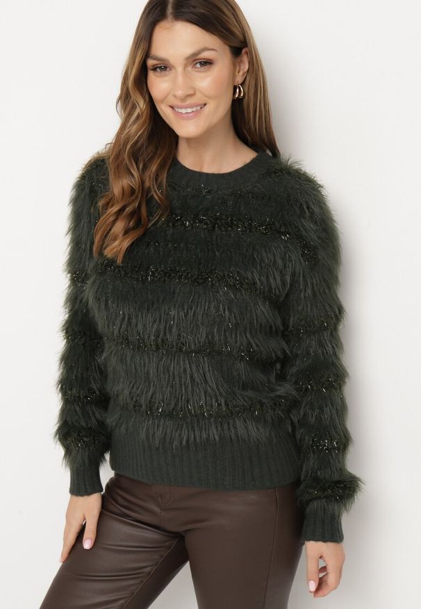 Born2be - Ciemnozielony Puchaty Sweter z Wełną i Ściągaczami Exenevia. Okazja: na co dzień. Kolor: zielony. Materiał: wełna. Styl: casual