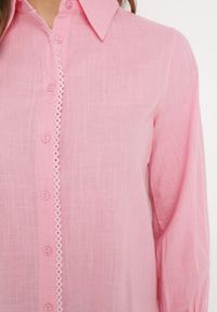 Born2be - Różowa Bawełniana Koszula z Delikatnymi Haftowanymi Wstawkami Leordia. Kolor: różowy. Materiał: bawełna. Wzór: haft #6