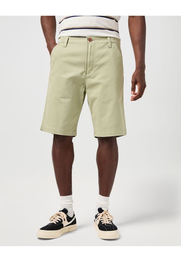Wrangler - MESKIE SPODENKI WRANGLER CJ CHINO SHORTS TEA 112362921. Okazja: na co dzień, na spacer. Materiał: bawełna, materiał, elastan. Sezon: lato. Styl: klasyczny, casual