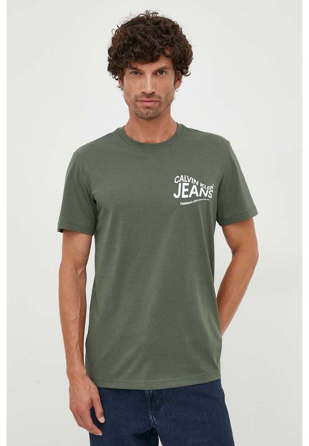 Calvin Klein Jeans t-shirt bawełniany kolor zielony z nadrukiem. Kolor: zielony. Materiał: bawełna. Długość rękawa: krótki rękaw. Długość: krótkie. Wzór: nadruk. Styl: klasyczny